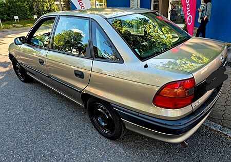 Opel Astra 1.6L ORGINALE KILOMETER 1HD