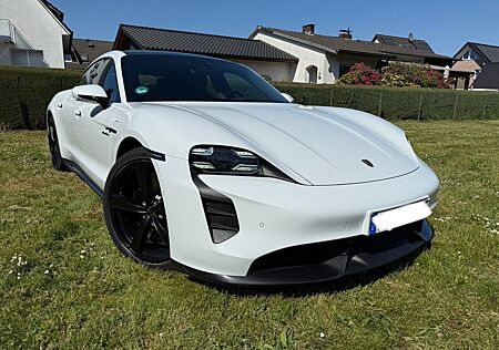 Porsche Taycan Turbo S Carbon Vollaustattung