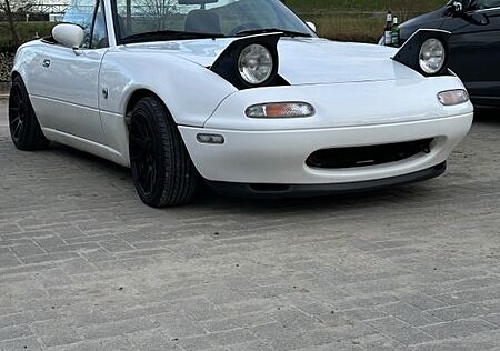 Mazda MX-5 NA in crystal white, BASTLERFAHRZEUG!