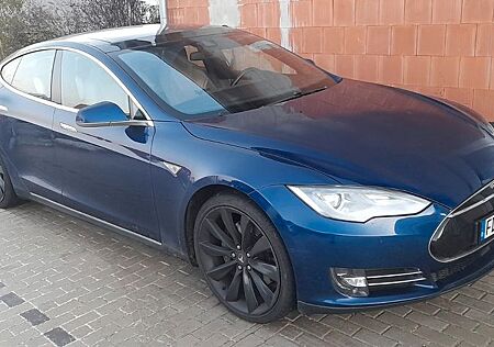 Tesla Model S 90D -