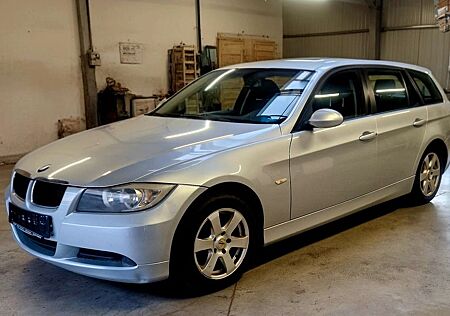 BMW 320i Kombi Mit Anhängerkupplung. Tüv Neu