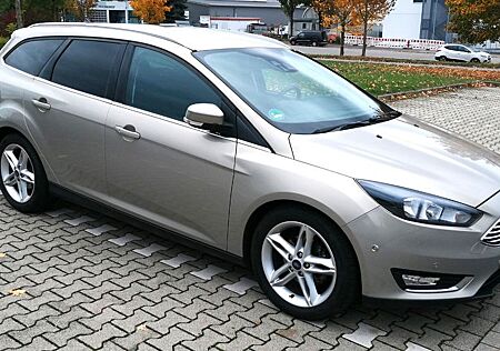 Ford Focus *Titanium*Autom*Navi*AHK*Kamera*Tüv Neu*