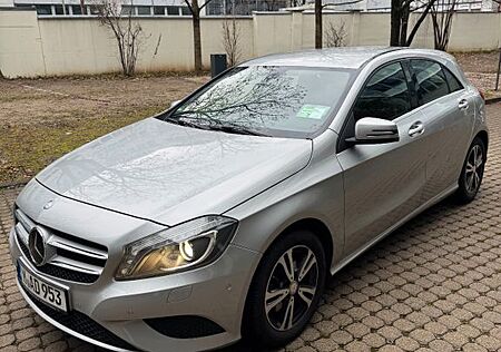 Mercedes-Benz A 180 Mercedes BlueEFFICIENCY Automatik