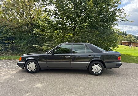 Mercedes-Benz 260 260E Klima, Velours, Schiebedach 2. Hand