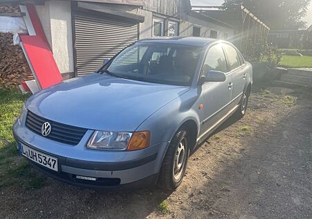 VW Passat Volkswagen 1.9 TDI Basis