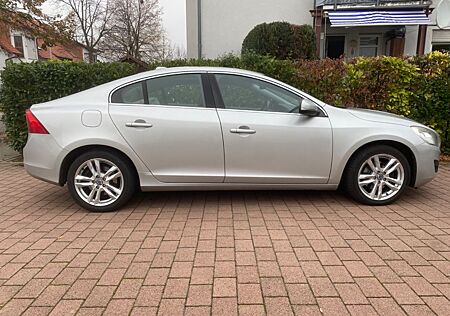 Volvo S60 Lim. Momentum. Aus-1 Hand,Xenon,Top Zustand.