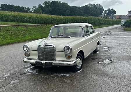 Mercedes-Benz 200 Heckflosse