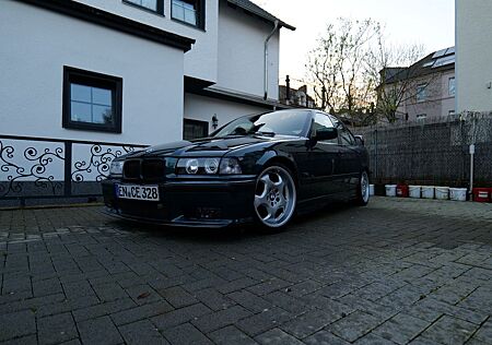 BMW 328i E36 Limousine Boston Green 1995