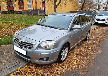 Toyota Avensis Combi 2,2-l-D-CAT Team