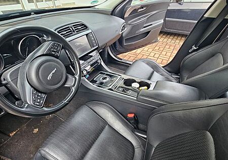 Jaguar XE 20d 180PS Prestige Automatik