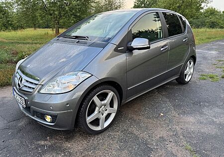 Mercedes-Benz A 200 AVANTGARDE Autom.Navi-Alcantara-Pano-AMG