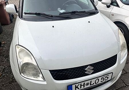 Suzuki Swift 1.3 Black and White, Farbe: perlweißmetal.