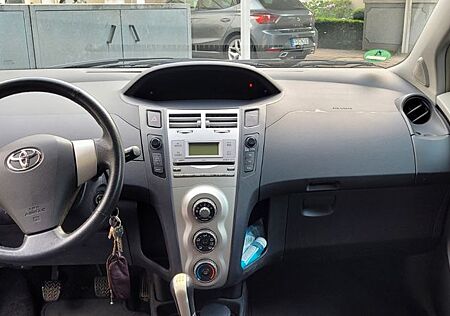 Toyota Yaris 1,3-l-VVT-i Executive Executive