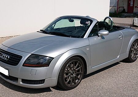 Audi TT Roadster 1.8T quattro -