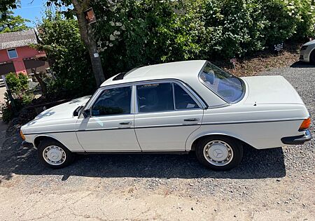 Mercedes-Benz E 230 1.Hand