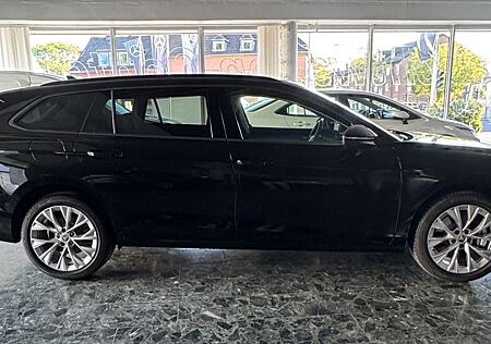 Skoda Superb Combi 2.0 TDI 4x4/DSG/Selection/AHK/Pano