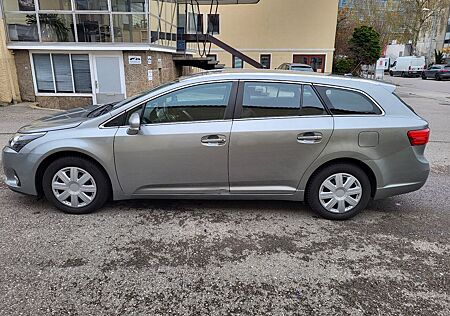 Toyota Avensis Combi 1,8-l - Life- "Raumwunder"