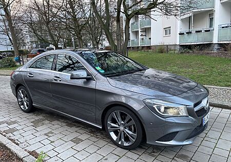 Mercedes-Benz CLA 180 Auto/selbst parkende System / Panorama D