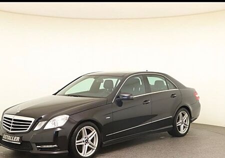 Mercedes-Benz E 200 AMG Sportpaket Pano 8 Fach Xenon Avantgard