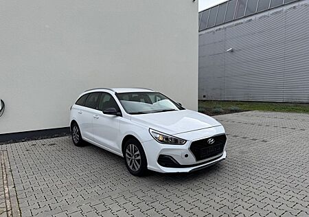 Hyundai i30 cw YES!- Klima- Kamera- Navi- SHZ- Temp.