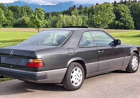 Mercedes-Benz E 320 CE Leder schwarz Klima Schiebedach