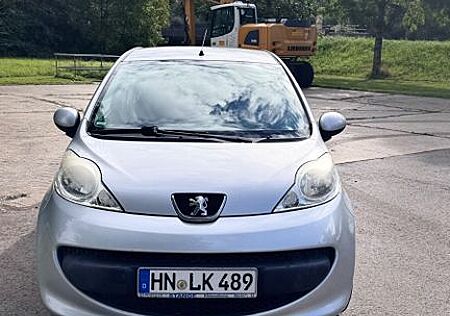 Peugeot 107 * Klimaanlage * TÜV * 8 Fach bereift