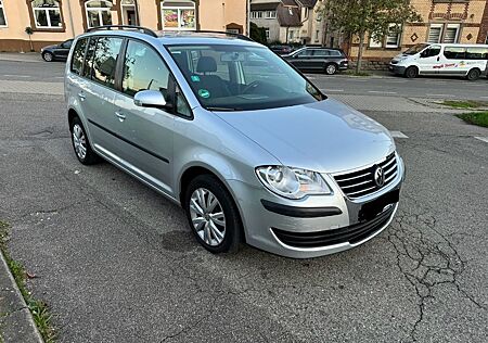 VW Touran Volkswagen United 7 Sitze / Anhängerkupplung Gepfleg