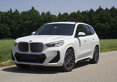 BMW iX1 xDrive30 M