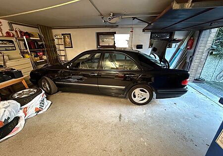 Mercedes-Benz E 280 Elegance Rentnerfahrzeug mit wenig Rost