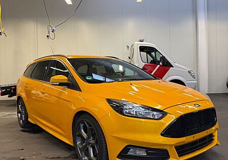 Ford Focus Turnier ST 1.Hand 8-Fach bereift