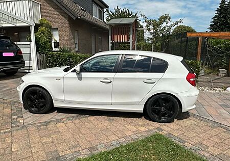BMW 116i - weiß mit schw. Alufelgen