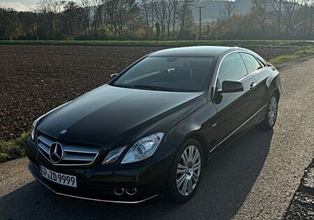 Mercedes-Benz E 200 Coupé AVANTGARDE Jahreswagen-Zustand!