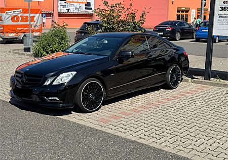 Mercedes-Benz E 250 Coupé CGI BlueEFFICIENCY ELEGANC...