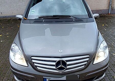 Mercedes-Benz B 200 -