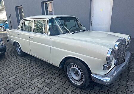 Mercedes-Benz 200 D Heckflosse