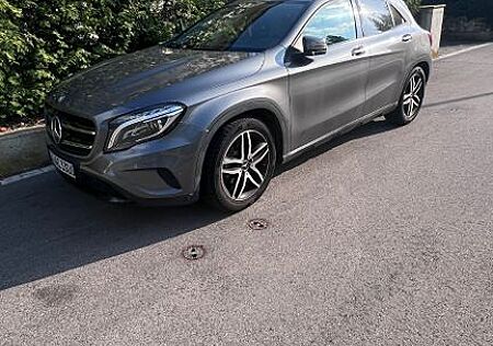 Mercedes-Benz GLA 200 -