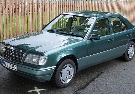 Mercedes-Benz E 200 mit Schiebedach / sehr gepflegt