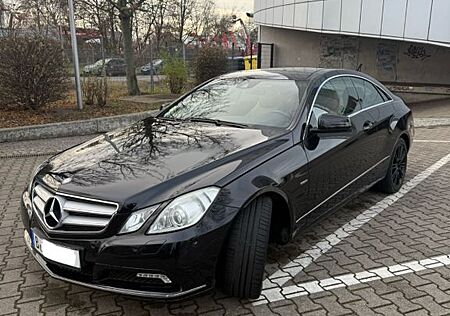 Mercedes-Benz E 250 Coupé CGI BlueEFFICIENCY AVANTG....