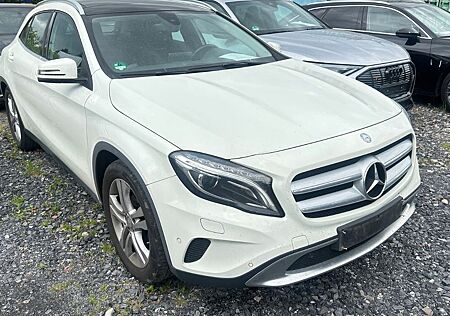 Mercedes-Benz GLA 180 / Pano / Navi / Alu / SHZ / Teilleder /