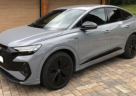 Audi Q4 e-tron 40 Sportback S - Line / grey & black