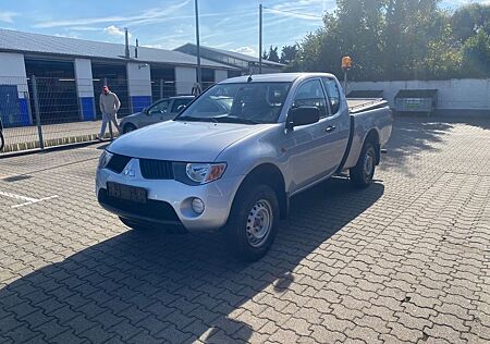 Mitsubishi L200 Invite Club Cab 4WD