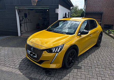 Peugeot 208 E - GT: 1. Hand Garagenfahrzeug mit Garantie