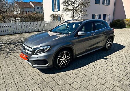 Mercedes-Benz GLA 200 AMG Line Kamera Panorama-Schiebedach