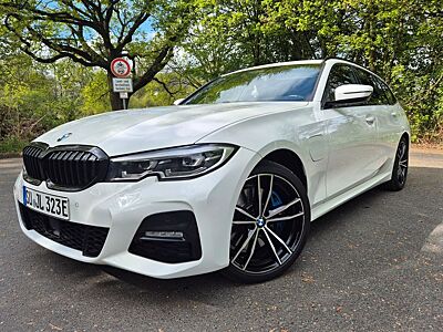 BMW 330e Touring M Sportpaket 8-fach bereift