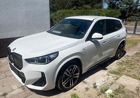 BMW iX1 eDrive20 - M-Paket