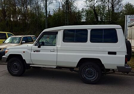 Toyota LandCruiser GRJ 78 V 6 Buschtaxi