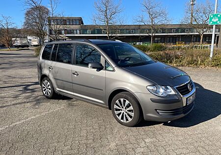 VW Touran Volkswagen 1.6, Allwetterreifen, Tempomat, Tüv