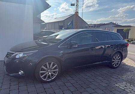 Toyota Avensis Kombi 2,2-l-D-CAT Executive 177 PS