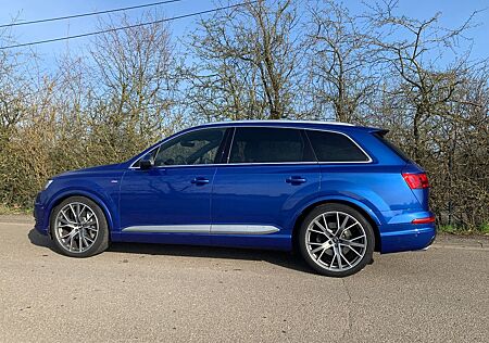 Audi Q7 3.0 TDI quattro S-Line/7-Sitze/AHK/Bose/