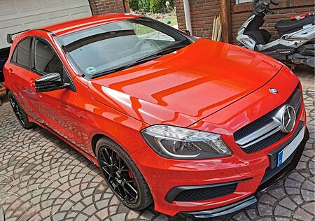 Mercedes-Benz A 45 AMG A45 AMG 4MATIC Performance Lenkrad Sitze Auspuff